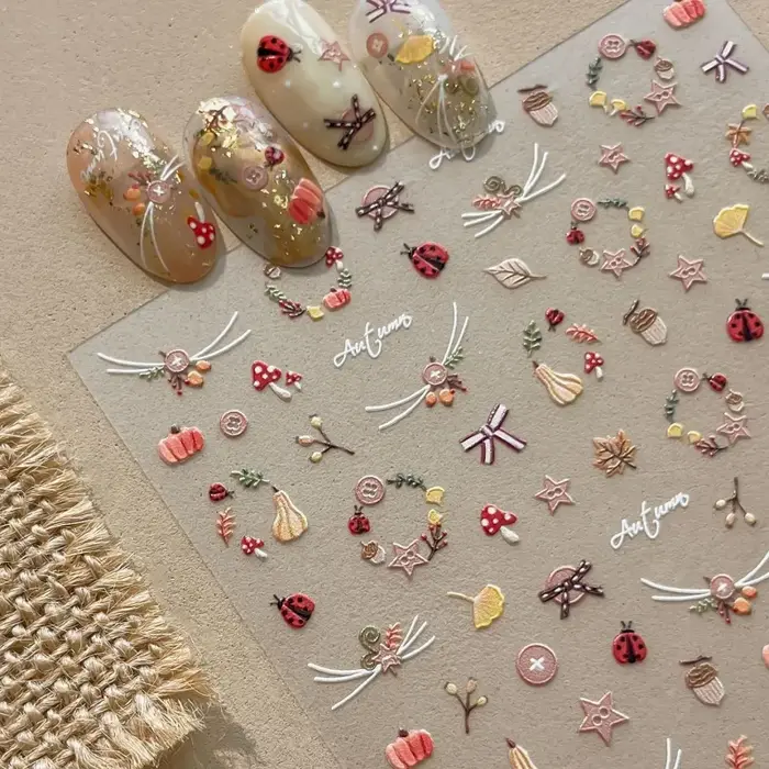 Autocollants pour ongles d'automne : Feuille tombée, champignon, coccinelle, citrouille, couronne, nœud. Accessoires d'art pour ongles, autocollants décoratifs auto-adhésifs.