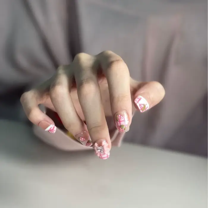 10 pièces rose à la main presse sur Nail Art avec mignon peint