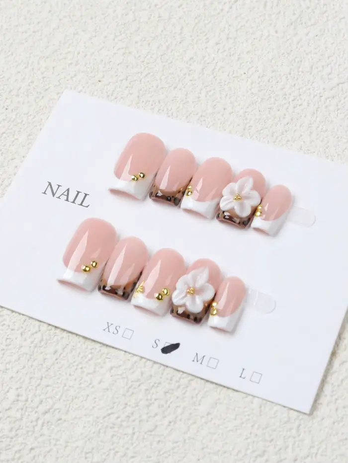 Ensemble de 10 faux ongles courts carrés rose nude style français
