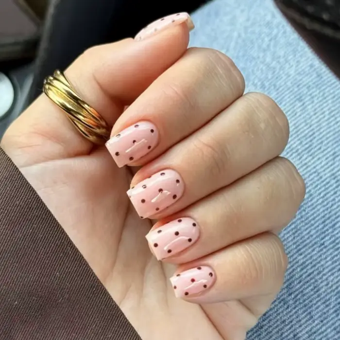 Faux ongles courts et ronds blancs à pois roses nude