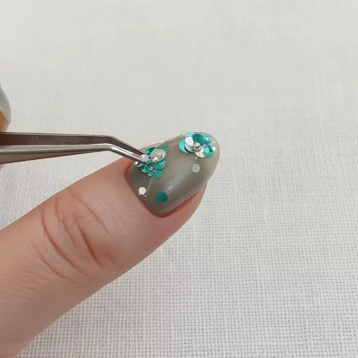 12 grilles de paillettes circulaires colorées pour manucures DIY et créations originales