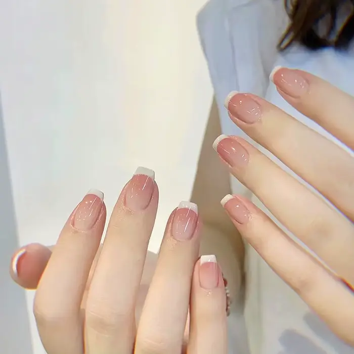 10 faux ongles roses faits à la main