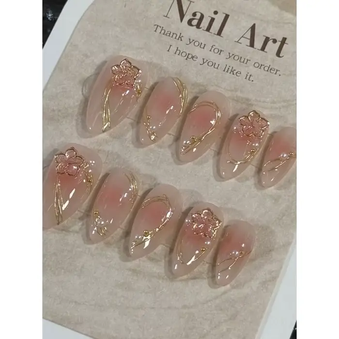 Pièces de Nail Art en forme d'amande faites à la main, incrustées de bandes de fleurs dorées détacha