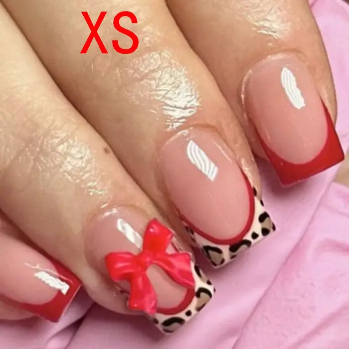 Faux ongles carrés courts avec Relief imprimé léopard, bordure imprimée léopard au Design avec nœud 