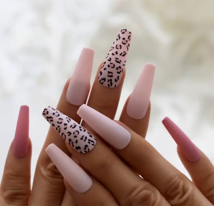 Faux ongles ballerine super longs colorés avec des motifs léopard