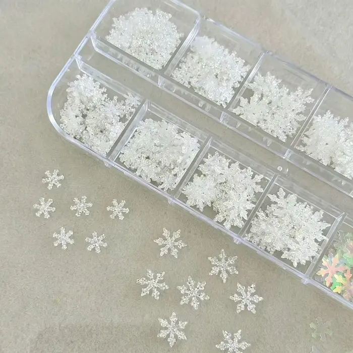 12 grilles de paillettes et décorations pour ongles en forme de flocons de neige variés, avec des tranches de paillettes blanches et des flocons de neige d'hiver, pour la décoration DIY des ongles de