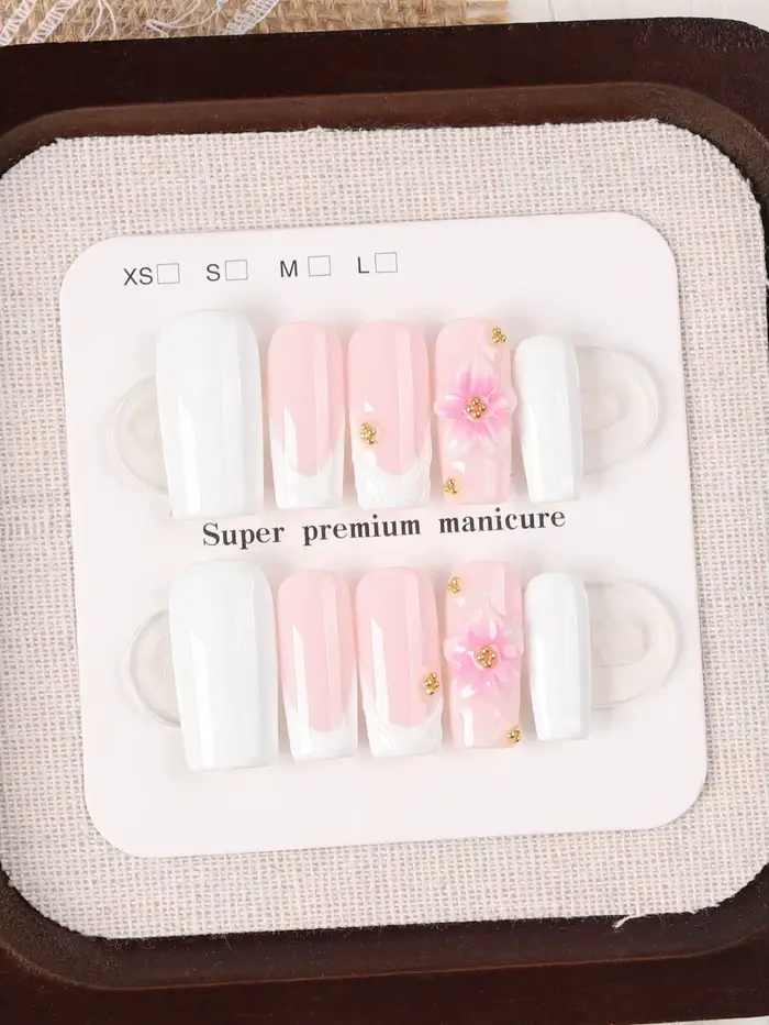 10 faux ongles rectangulaires de longueur moyenne, faits à la main, avec un motif floral dégradé rose et blanc délicat et une finition brillante, réutilisables. Ongles français blanc pur avec base ros