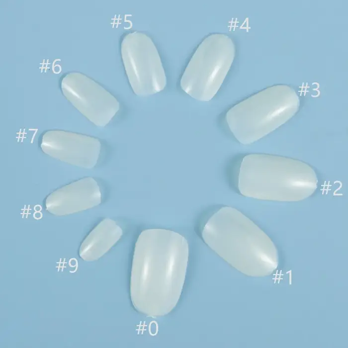 Faux ongles de forme moyenne et ronde