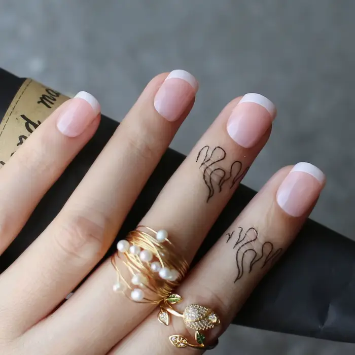 Faux ongles français carrés courts