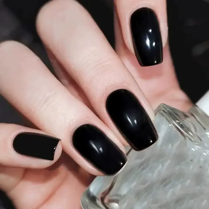 Améliorez instantané votre look avec un ensemble de faux ongles carrés courts noirs à couverture com