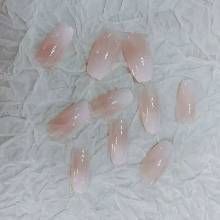 Faux ongles en forme de cercueil