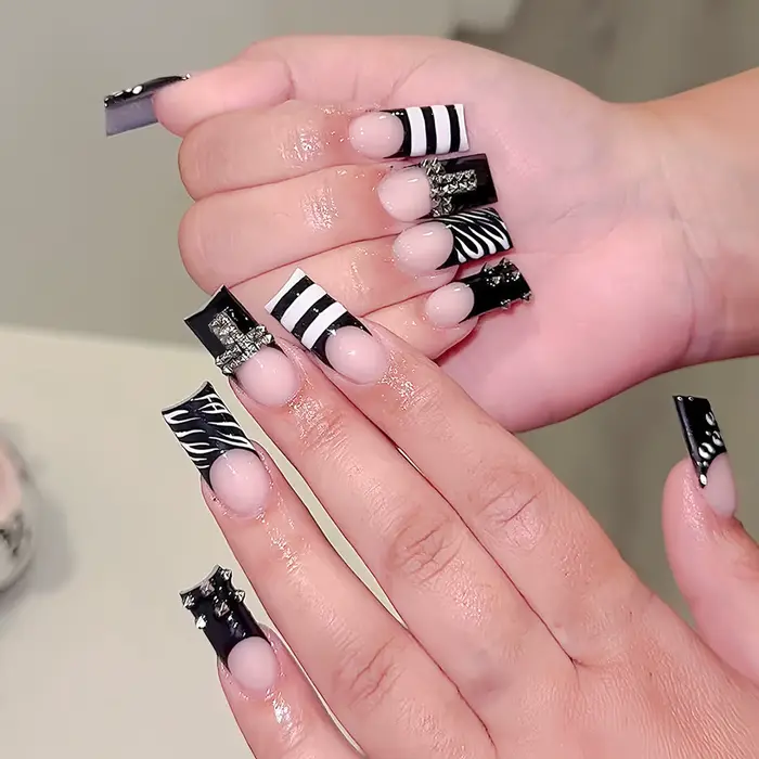 24 faux ongles noirs style français à presser