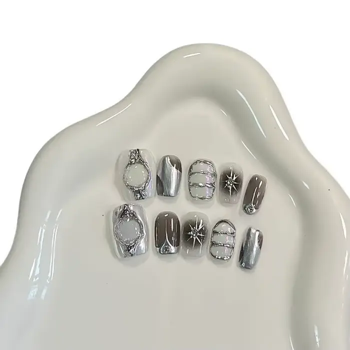 Ongles artificiels Y2K style métallique faits à la main