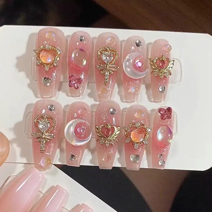 Faux ongles mignons faits à la main