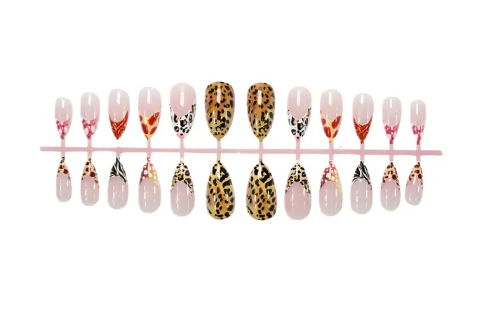 24 faux ongles à presser en amande