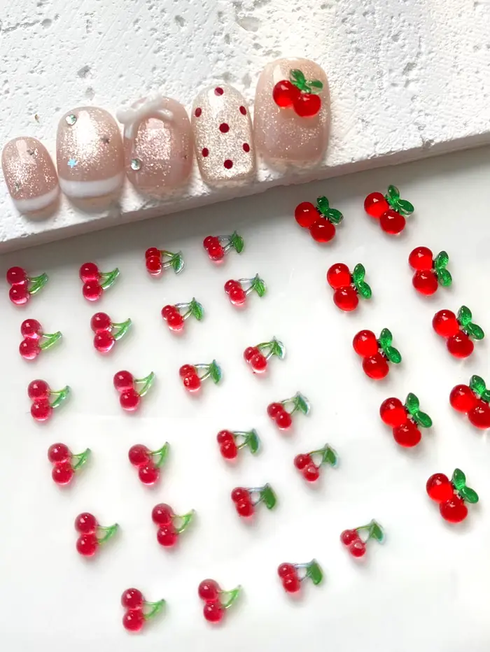 50 pièces de décorations d'ongles en résine de cerise rouge 3D de tailles variées