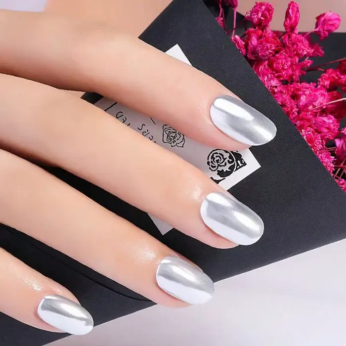 Poudre à ongles chromée effet miroir métallique
