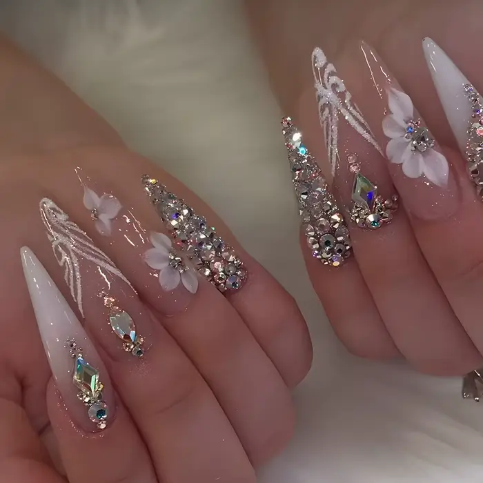 24 pièces Spice Girls faux ongles Simple blanc français avec des diamants scintillants longue Stiletto presse