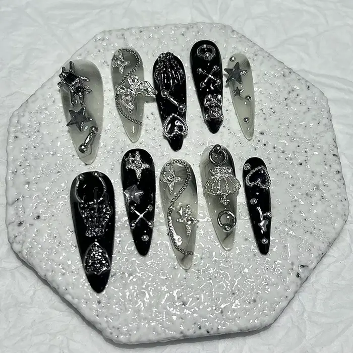 Jirai japonais épices filles presse à la main sur les ongles Y2K noir blanc longue pointe Nail Art 3D papillon étoile