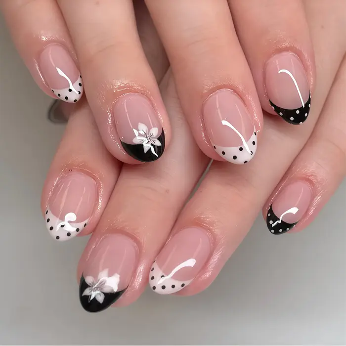 Ongles pressés simples noir et blanc avec fleurs blanches et pois noirs et blancs. 24 faux