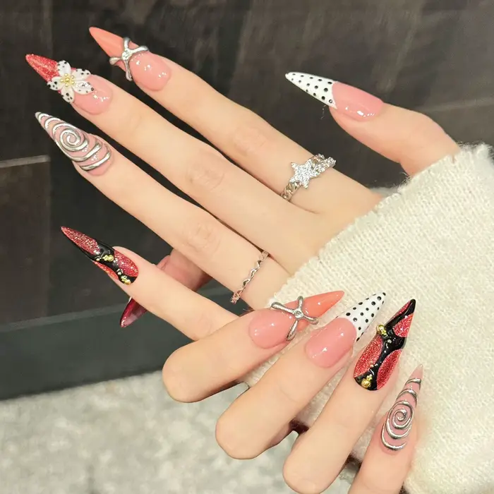 Faux ongles faits main avec motif craquelé marron-orange