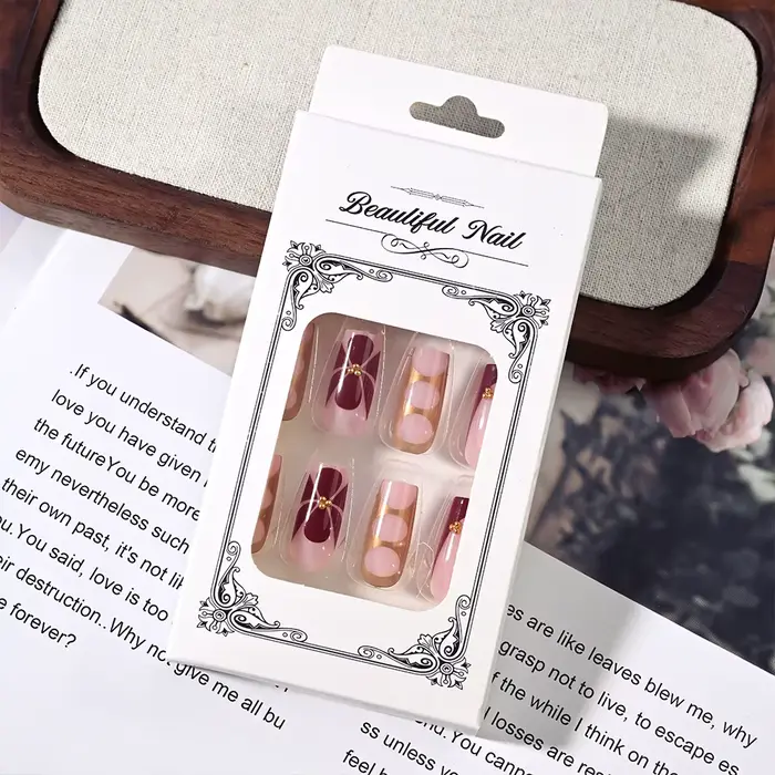 24 pièces bordeaux Floral doré rayure press-on ongles carrés cadeau de manucure fait à la main avec 