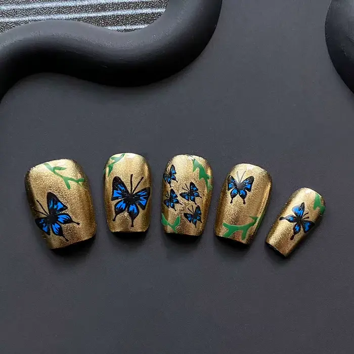 Faux ongles dorés à pression faits à la main