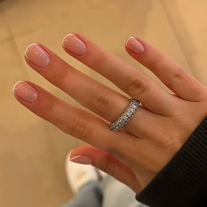 Faux ongles français simples et brillants