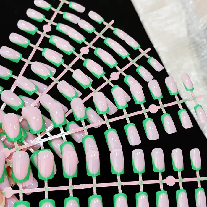 120 faux ongles simples et colorés à bordure française