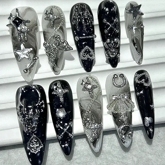 Jirai japonais épices filles presse à la main sur les ongles Y2K noir blanc longue pointe Nail Art 3D papillon étoile