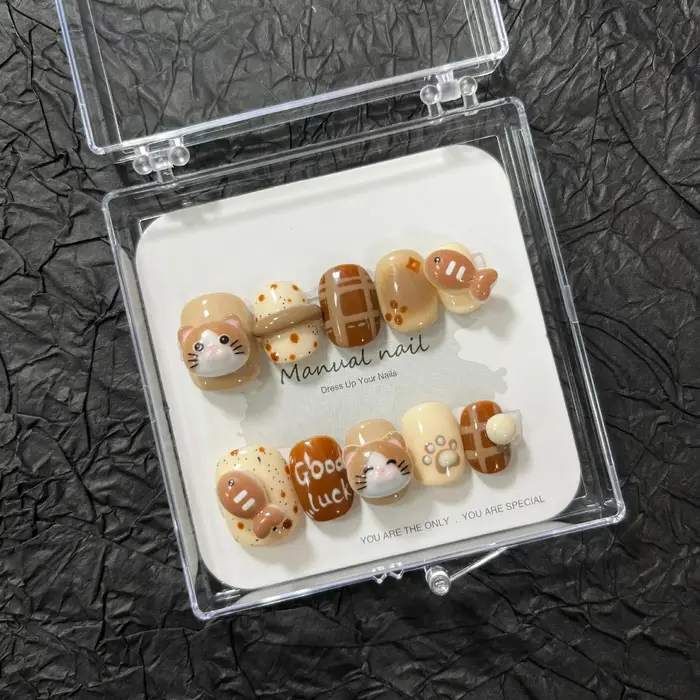 Faux ongles à pression marron chaud fait à la main chaton mignon mangeant du poisson vêtements courts et ronds patchs amovibles automne et hiver