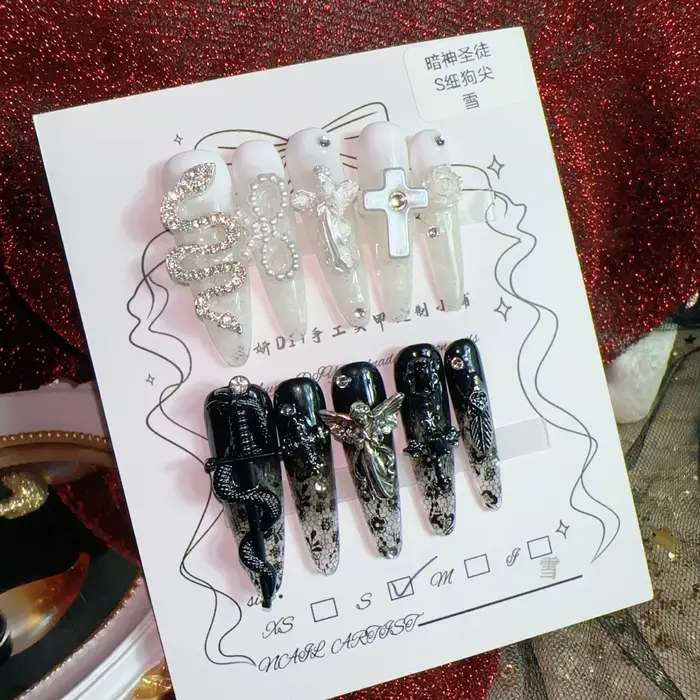 Ensemble de faux ongles gothiques foncés de luxe