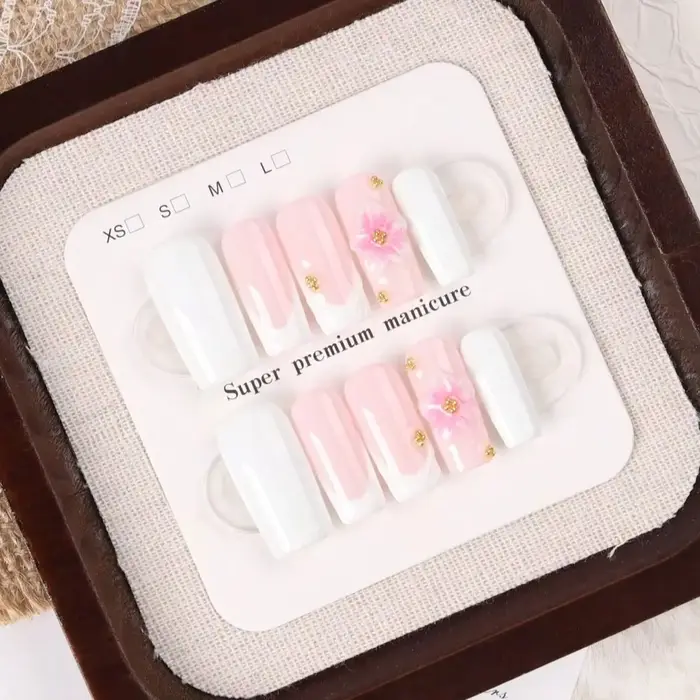 10 faux ongles rectangulaires de longueur moyenne, faits à la main, avec un motif floral dégradé rose et blanc délicat et une finition brillante, réutilisables. Ongles français blanc pur avec base ros