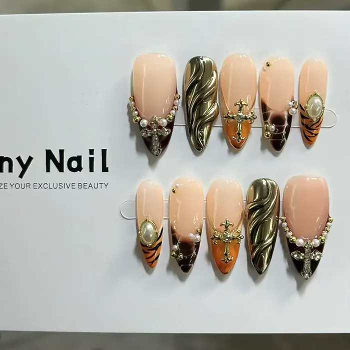 Faux ongles gothiques doux