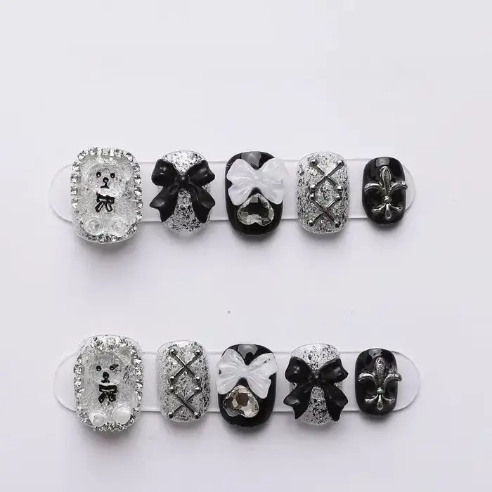 10 pièces d'ongles à pression ours et nœud faits à la main-ongles courts carrés brillants avec des motifs d'ours de dessin animé mignons pour femmes/filles