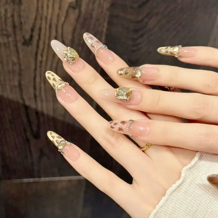 10 faux ongles marron imprimé léopard avec strass