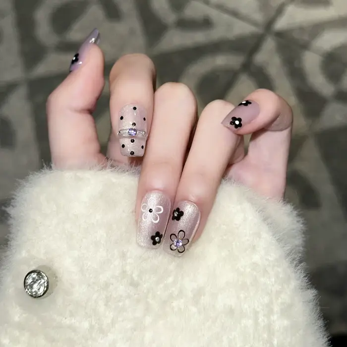 Faux ongles français faits à la main