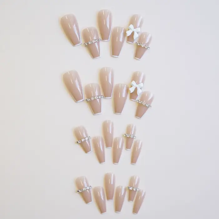 24 pièces/1 boîte de faux ongles courts en T avec chaîne papillon blanche
