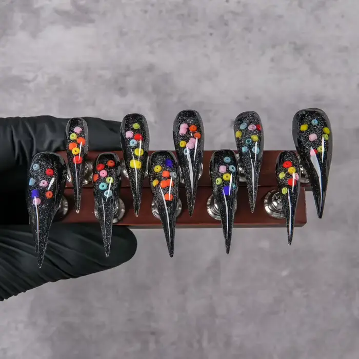 Faux ongles à presser noirs et argentés à paillettes