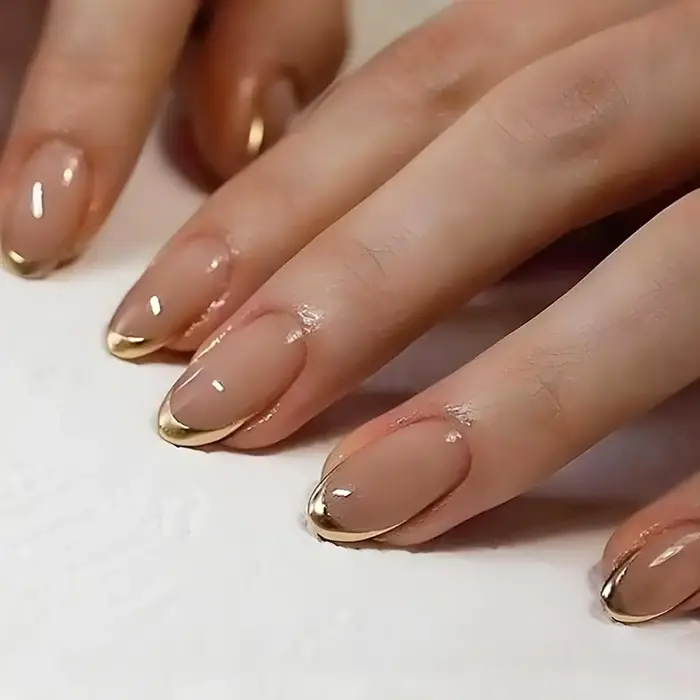 Faux ongles français doré avec tête d'amande