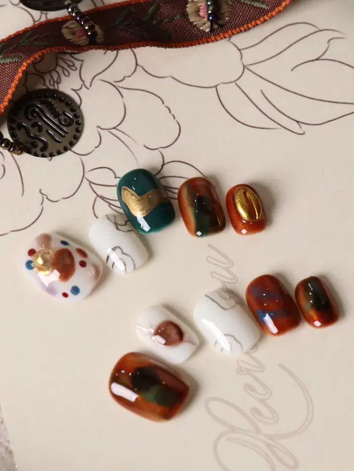 Lot de 10 faux ongles à presser marron et blancs