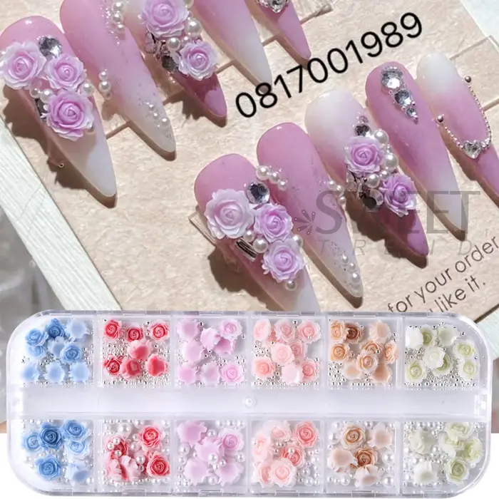 12 compartiments de décorations pour ongles à motifs floraux automne-hiver, mélange de fleurs marron et jaune, perles et billes de caviar argentées, bijoux élégants pour manucure.