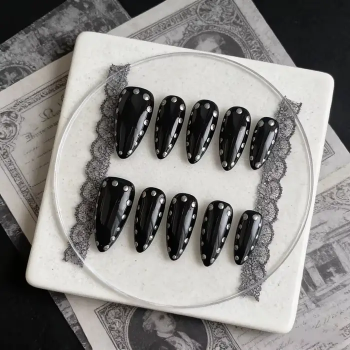 10 faux ongles noirs faits à la main