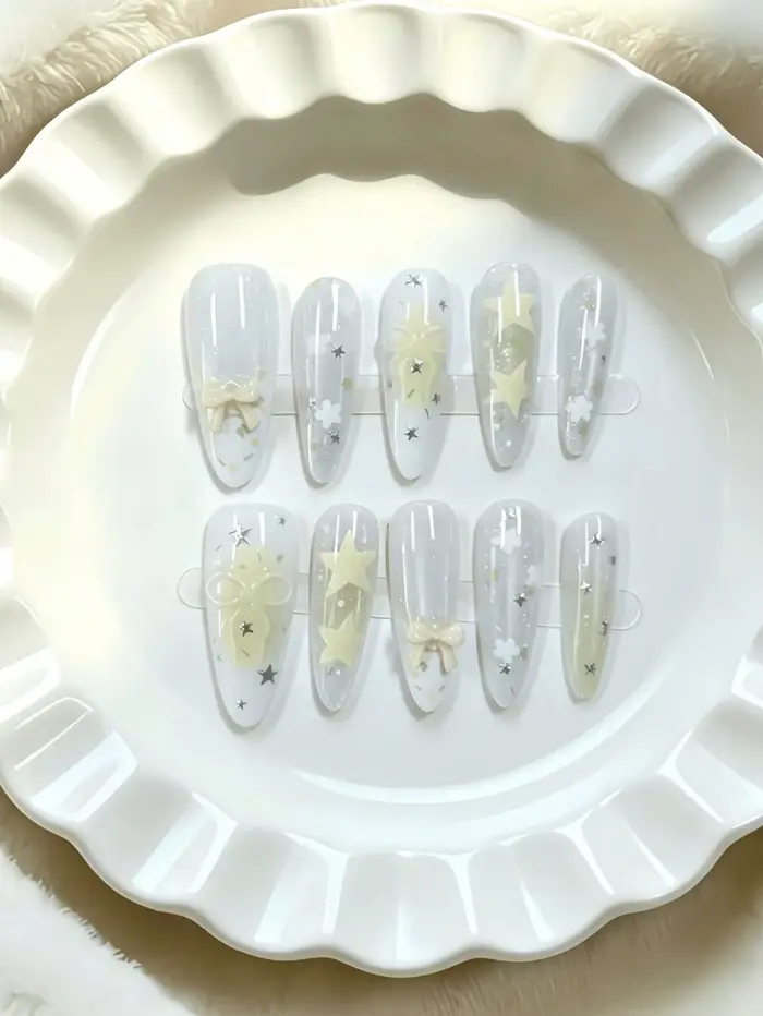 10 faux ongles transparents de longueur moyenne en forme d'amande