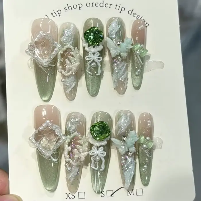 Ongles Press-On Élégants et Luxueux Vert Émeraude Faits Main en France, Faux Ongles 3D Diamant Papil