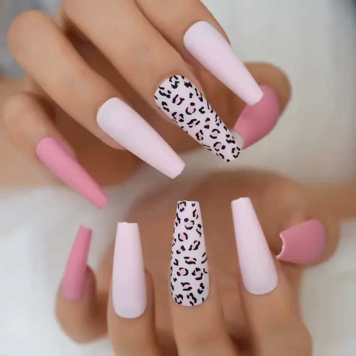 Faux ongles ballerine super longs colorés avec des motifs léopard