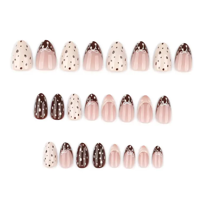 Faux ongles courts amande marron à presser