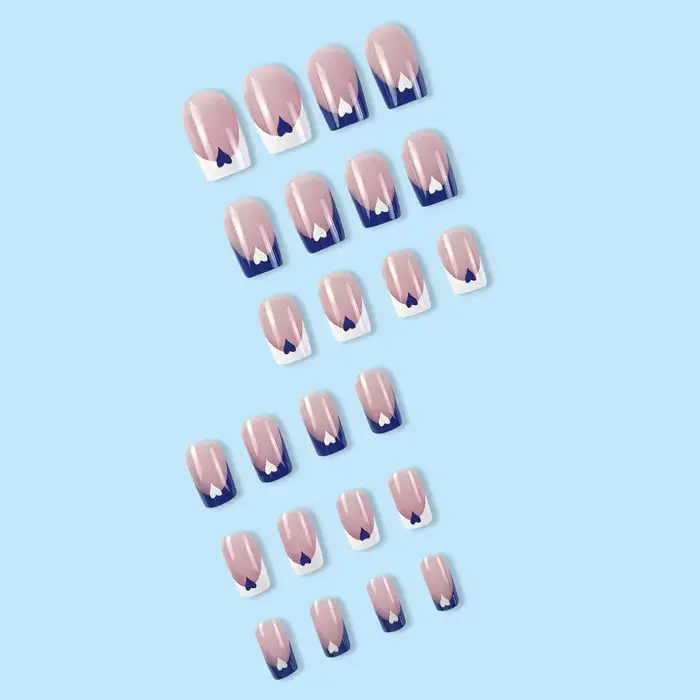 Superbes faux ongles carrés classiques bleus et blancs motif cœur