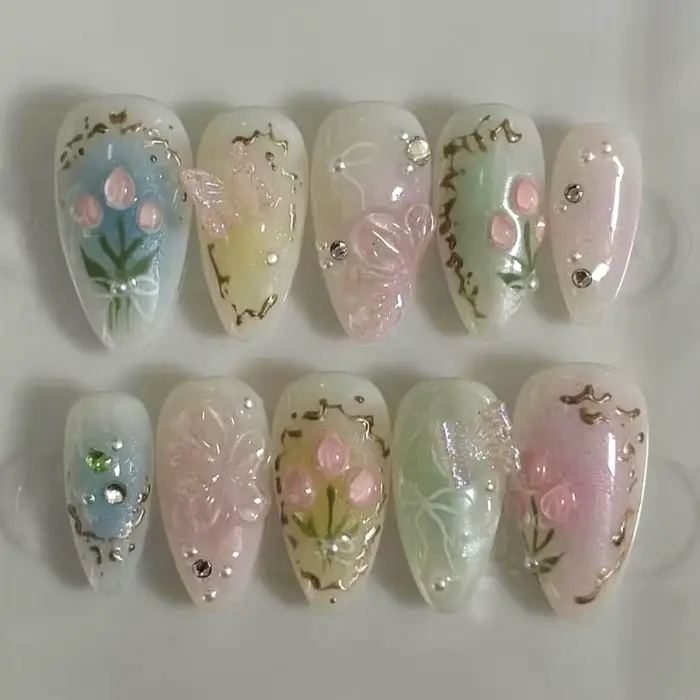24 faux ongles courts en amande bleu œil de chat avec bordure dorée