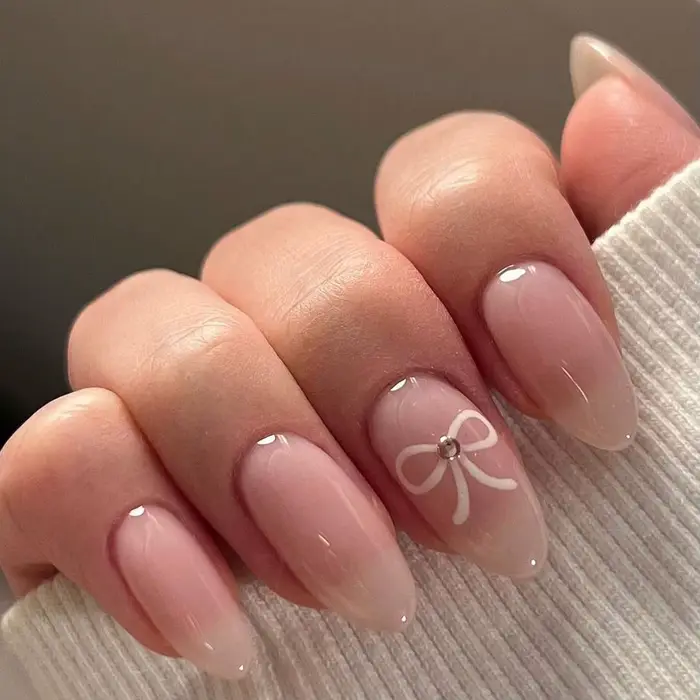 Faux ongles noirs pressés à bord français, avec motifs de perles et d'arc, en acrylique entièrement 